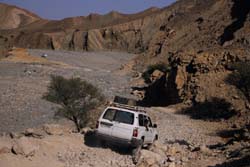 Ostafrika, Äthiopien - Djibouti: Expedition durch die Wüste Danakil - Mit dem Geländefahrzeug über felsigen Untergrund